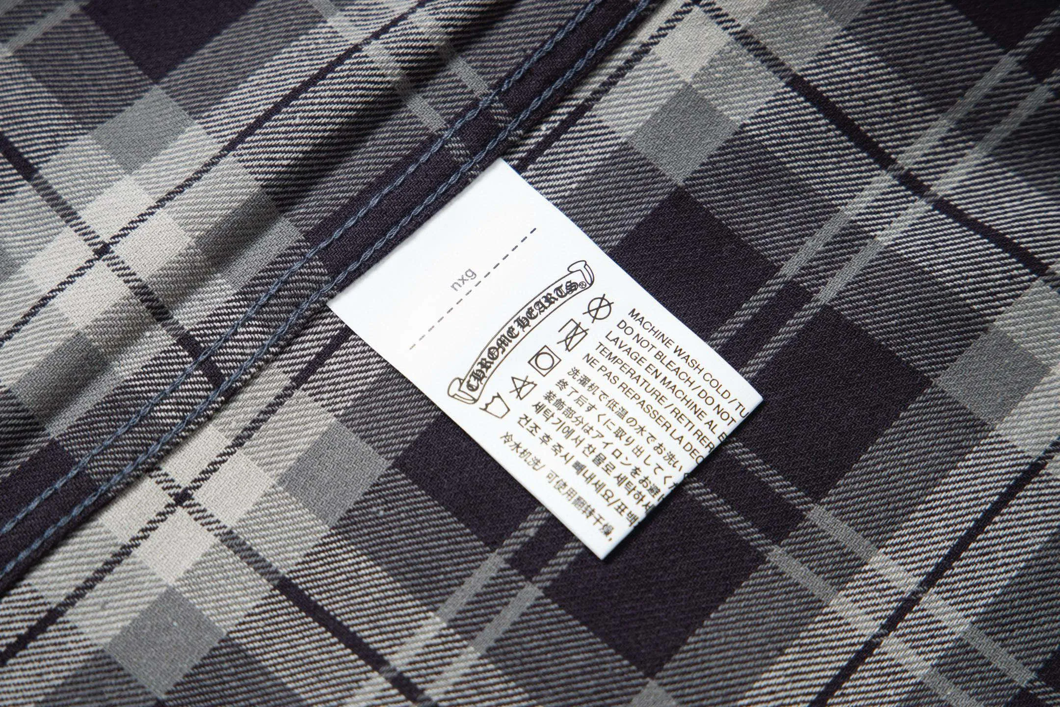P230 Style number: G008 Chrome Hearts classic cashew flower cross all-over printed jacquard long-sleeved top casual shirt for couples 1️⃣Customized original jacquard fabric, high-quality pure cotton jacquard plaid fabric, soft and comfortable to the touch, a very high-quality fabric! 2️⃣The details of the workmanship are perfectly controlled. The lining is made of vest hemming, and the cuffs are made of double cross leather labels. It is different from the ordinary version. The collar is also designed with interlining, which shows high-end fashion and personality. The style is fashionable, simple and elegant, and it is a very versatile jacket! 4⃣️Complete accessories, all customized with original versions! Same style for men and women Color: cashew black Size: S, M, L, XL